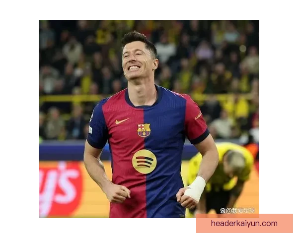 莱万多夫斯基在诺坎普亮相仪式上状态备受关注